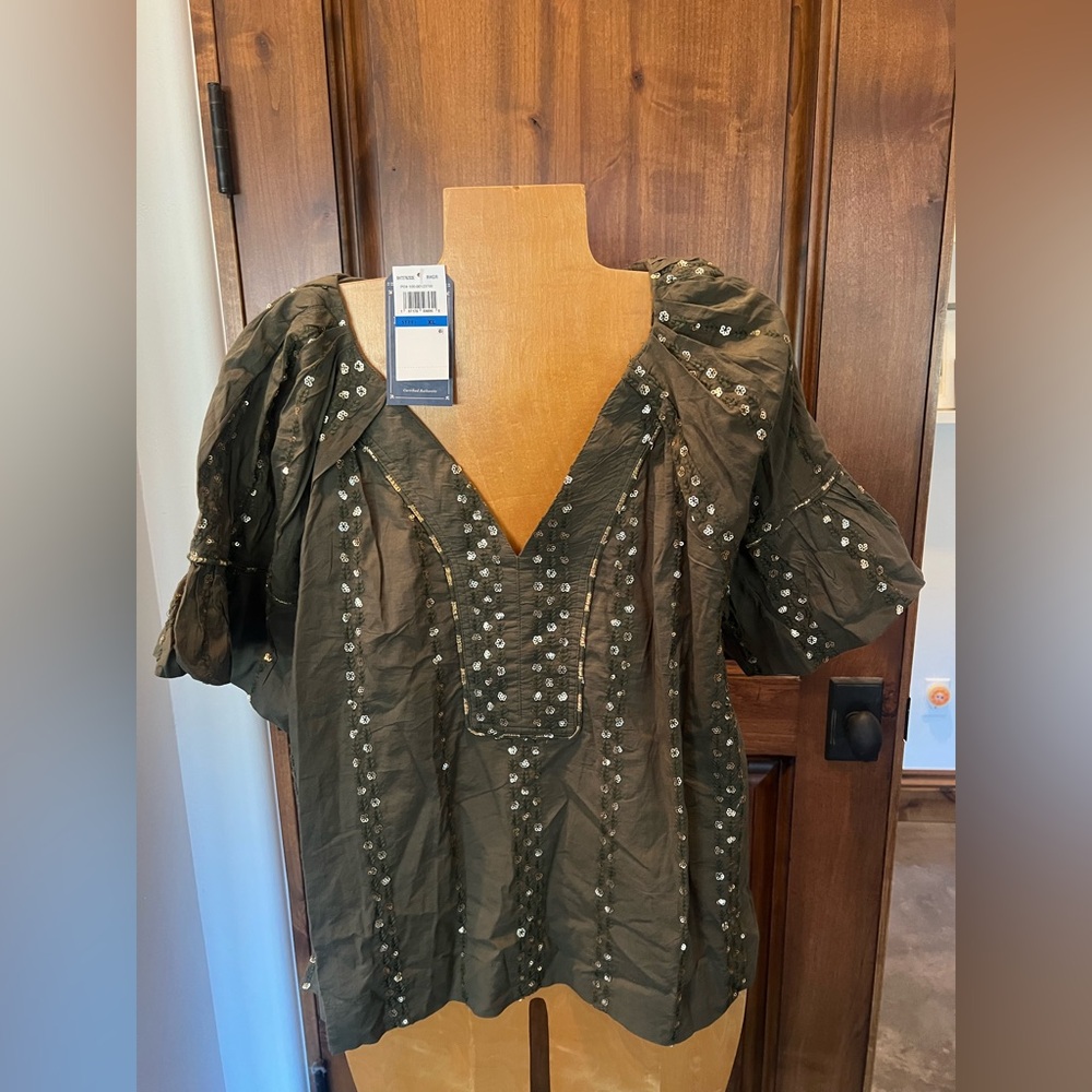 Short sleeve blouse / top v-neck army green Democracy size Large gold detail NEW